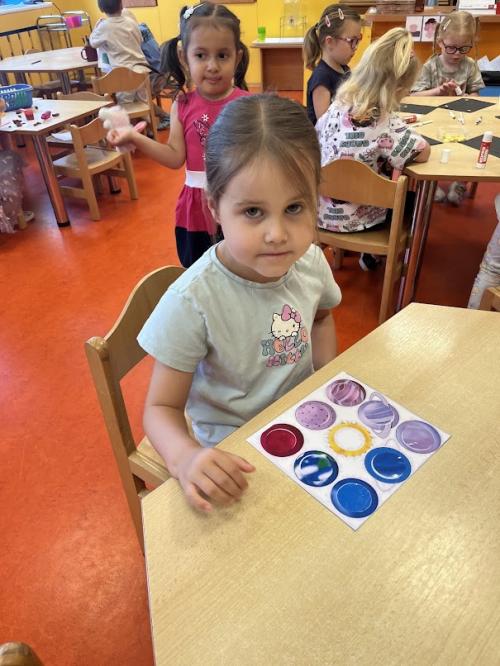 Naše země kulatá je -vesmír